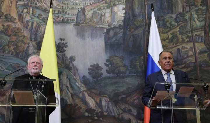 Nadškof Gallagher in ruski zunanji minister Lavrov na tiskovni konferenci (foto: Vatican media)