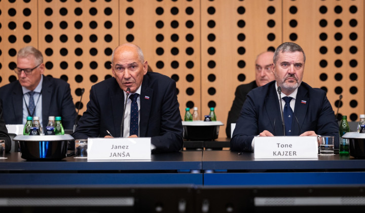 Premier Janez Janša in zunanji minister Tone Kajzer (foto: Bor Slana/STA)