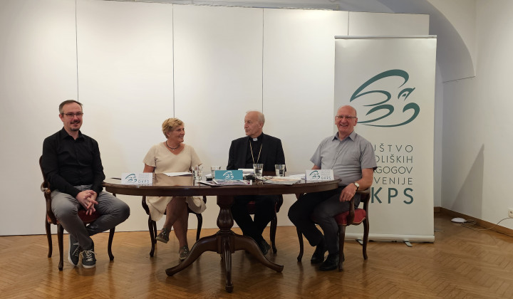 Udeleženci novinarske konference (foto: DKPS)