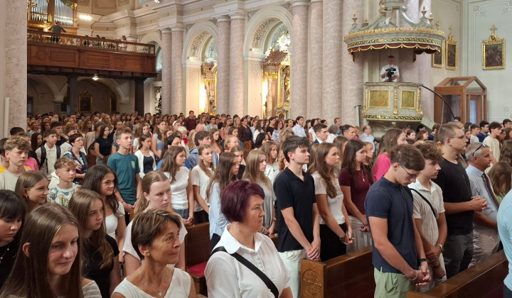 Dijaki in učitelji Škofijske klasične gimnazije pri maši v Šentvidu (foto: Marjana Debevec)