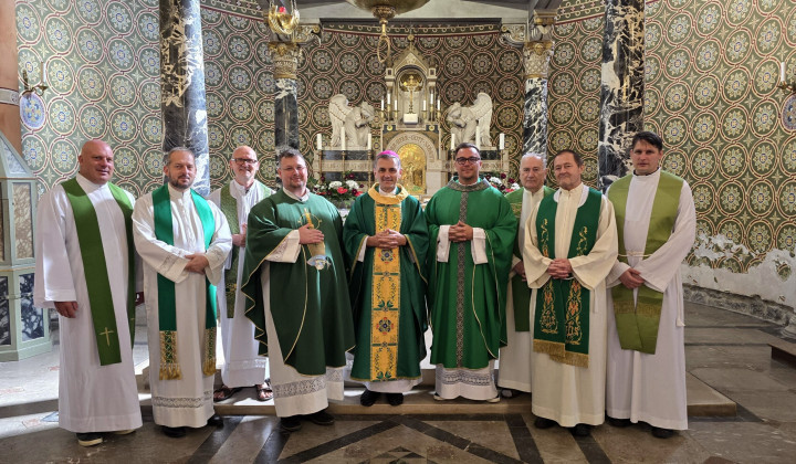 Duhovniki s škofom Andrejem Sajetom (foto: Škofija Novo mesto)