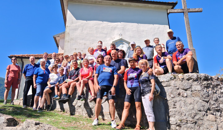 Ob grobu Simona Gregorčiča, pri sv. Lovrencu (foto: Mirjam Judeč)