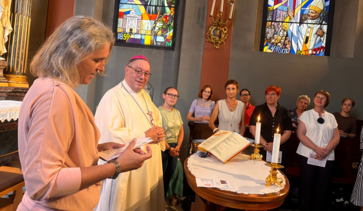 Nadškof Cvikl je podelil spričevalo za zaključeno prvo stopnjo Katehetsko-pastoralne šole in šest priznanj katehistinjam z več desetletji delovanja na katehetskem področju. (foto: Nadškofija Maribor)