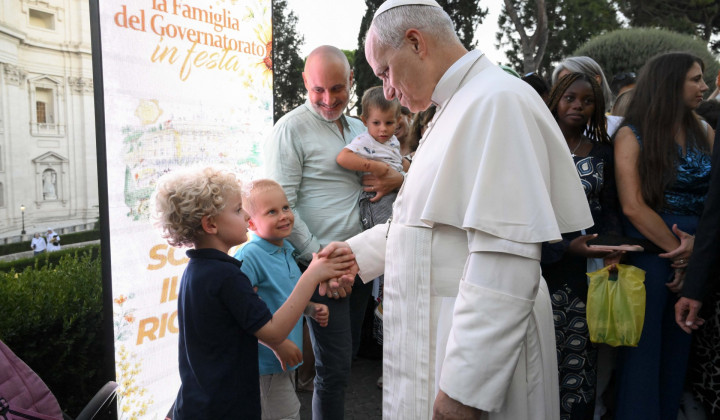 Papež je nekatere udeležence srečanja tudi osebno pozdravil (foto: Vatican media)