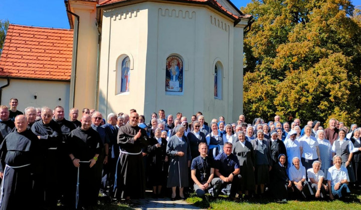 Redovnice in redovniki so se razveselili ponovnega snidenja (foto: Meta Potočnik)