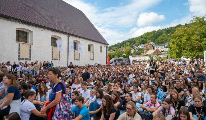 Dvorišče cistercijanskega samostana je napolnila množica mladih vernikov iz vse Slovenije. (foto: )