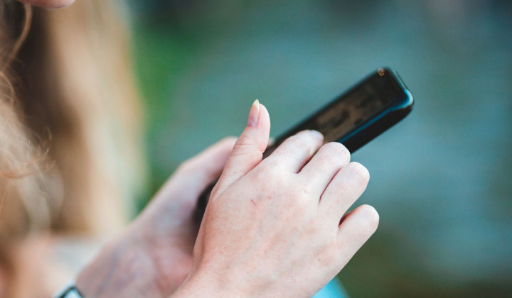 Zasloni, telefon (foto: Erik Mclean/Pexels)