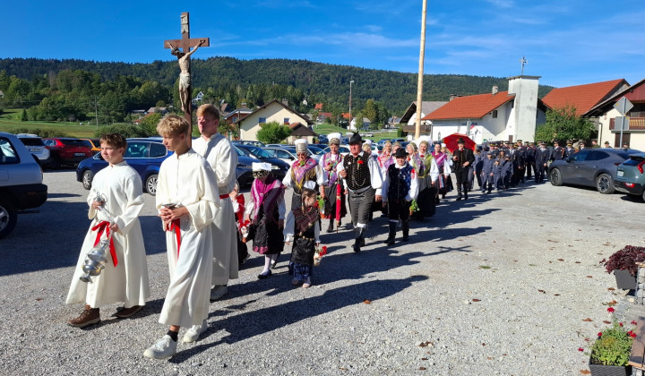 Slovesen sprevod v cerkev povišanja sv. Križa v Rakitni (foto: Marjana Debevec)