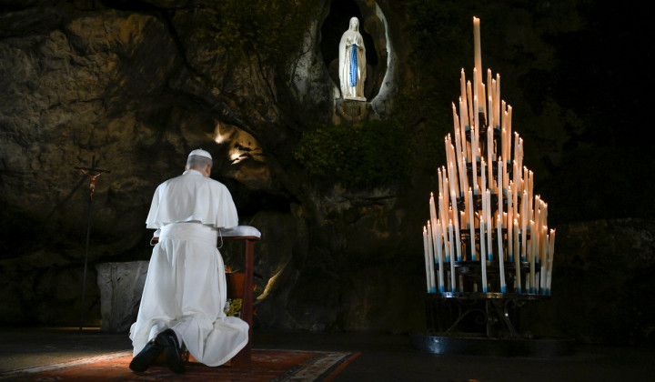Papež Leon XIV. v tihi molitvi v Lurdu (foto: Vatican Media)