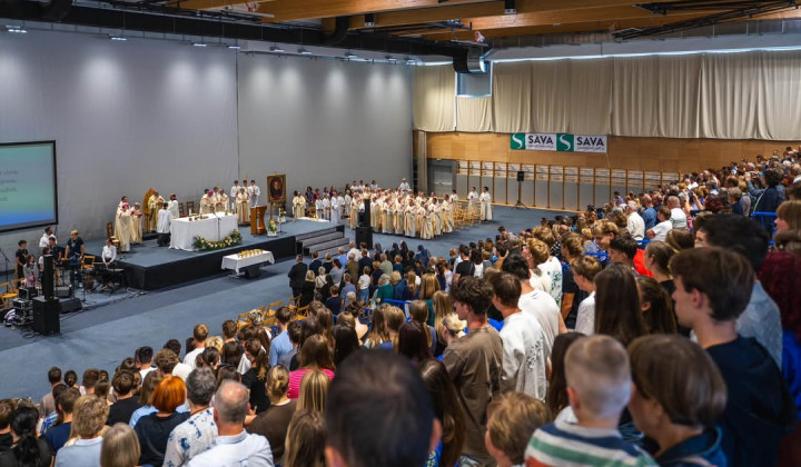 Sveta maša v prenovljeni dvorani (foto: Nadškofija Maribor)
