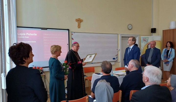Podelitev priznanja Lojzetu Peterletu (foto: Društvo katoliških pedagogov Slovenije)
