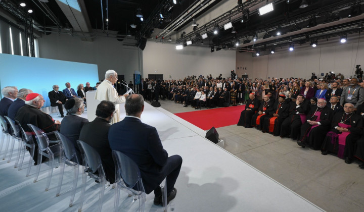 Papež na srečanju s predstavniki verstev (foto: Vatican news)