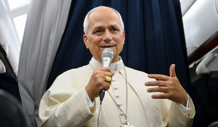 Papež med pogovorom z novinarji na letalu (foto: Matteo Pernaselci/Vatican media)