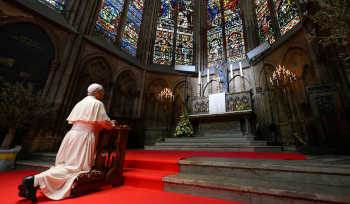 Papež Leon XIV. v katedrali v Metzu (foto: Simone Risoluti/Vatican Media)
