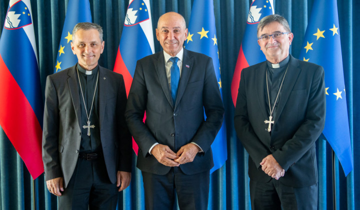 Predsednik vlade Janez Janša s škofoma Andrejem Sajetom in Maksimiljanom Matjažem (foto: Kabinet predsednika vlade)
