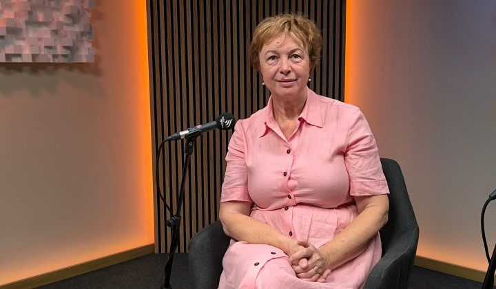 Dr. Emilija Vlčkova v studiu Radia Ognjišče (foto: Izidor Šček)