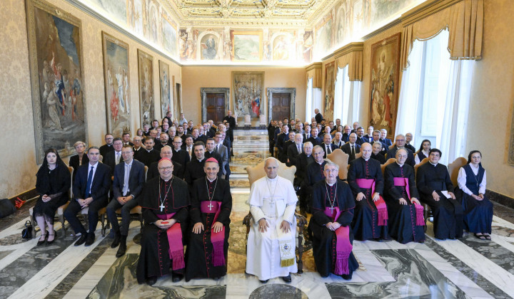 Papež Leon XIV., ob njegovi desni pa škof Andrej Saje (foto: Simone Risoluti)