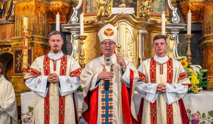 Nadškof Alojzij Cvikl in diakona Jure Golob in Žiga Kreft (foto: Domen Premozer )