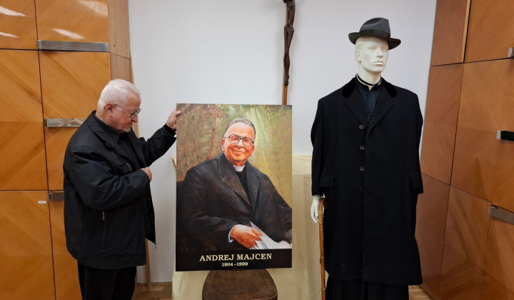 Dr. Alojzij Slavko Snoj s sliko pokojnega sobrata salezijanca in misijonarja Andreja Majcna ter njegovo obleko (foto: Petra Stopar)