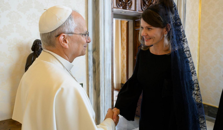 Papež Leon XIV. in Urška Bačovnik Janša (foto: Vatikan Media/osebni arhiv UBJ)