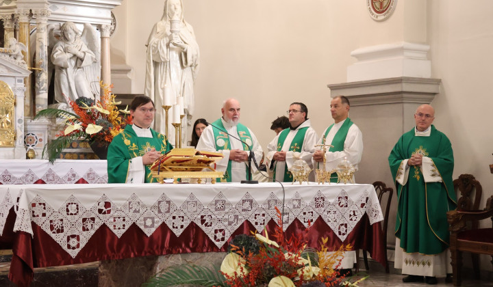 Anže Cunk ob somaševanju duhovnikov daruje sveto mašo na Brezjah (foto: Romarski urad Brezje, marija.si)