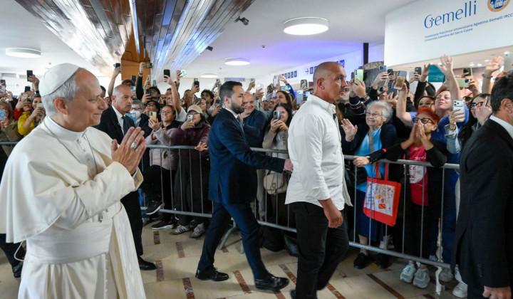 Papeža so ob prihodu v bolnišnico Gemelli sprejeli številni verniki (foto: Simone Risoluti)