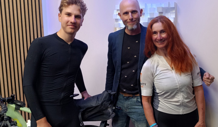 Tina Žarki in Adam Jordan v studiu Radia Ognjišče. (foto: ARO)