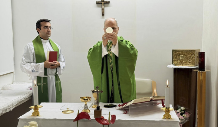 Papež Leon XIV. med sveto mašo v bolnišnici Gemelli (foto: Simone Resoluti/Vatican News)