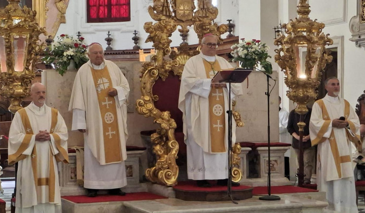 Slovesno somaševanje v koprski stolnici je vodil škof Peter Štumpf, z njim pa so somaševali upokojeni škof Jurij Bizjak in številni duhovniki (foto: Božo Rustja)