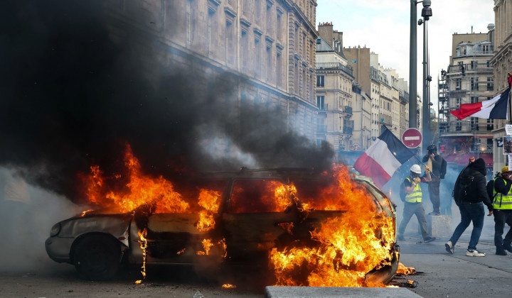 Mnozicni protesti v Parizu. (foto: Xinhua/STA)