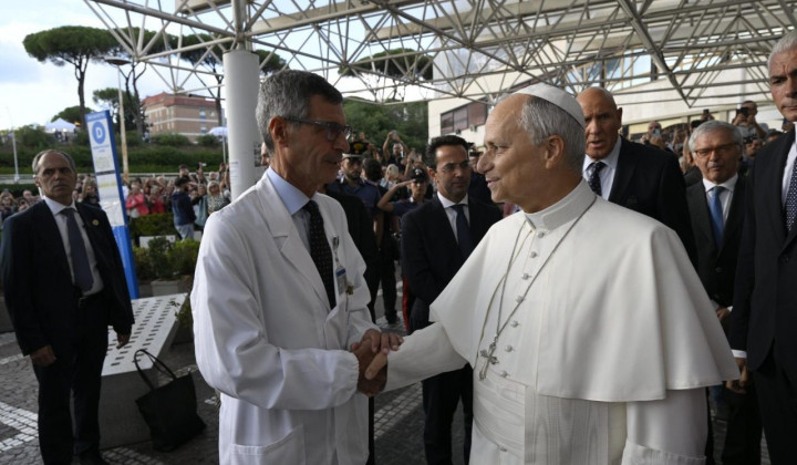 Papežev kirurg Stefano Margaritora pravi, da ni zdravstvenih razlogov, ki bi papežu preprečevali načrtovano apostolsko potovanje v Južno Ameriko. (foto: Vatican Media)