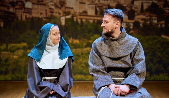 Eva Černe in Gregor Ravnik kot sveta Klara in sveti Frančišek Asiški (foto: Janez Kotar)