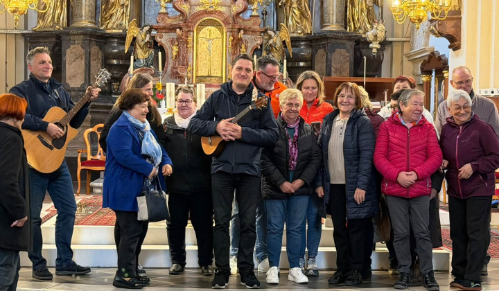 Prepevanje skupin, ki živijo iz Frančiškove duhovnosti (foto: fb Frančiškov svetni red OFS)