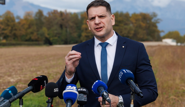 Predsednik DZ in predsednik stranke Resnica Zoran Stevanović je dal izjavo za medije o aktualnih tematikah. (foto: Tine Eržen/STA)