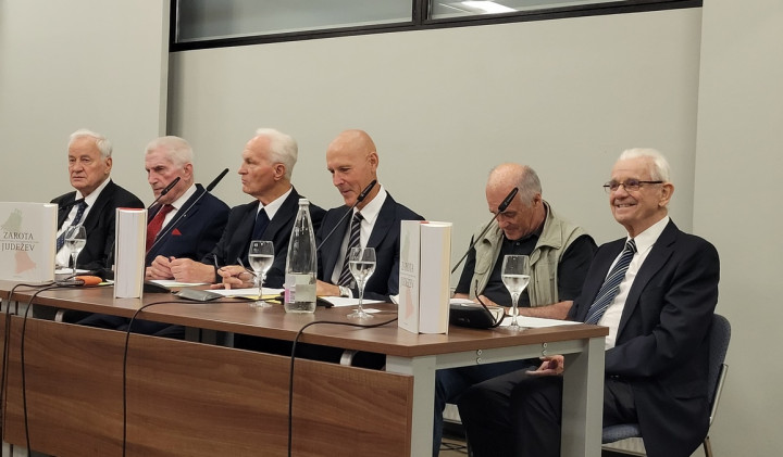Na novinarski konferenci so knjigo predstavili avtorji posameznih poglavij, med njimi ključni Mirko Krašovec Na novinarski konferenci so knjigo predstavili avtorji posameznih poglavij, med njimi ključni Mirko Krašovec (foto: Tanja Dominko)