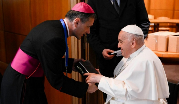 Škof Andrej Saje pri papežu Frančišku (foto: SŠK)