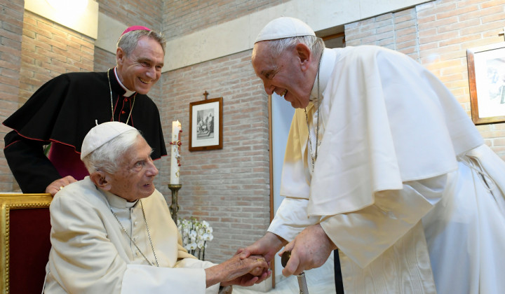 Papež Frančišek in papež Benedikt XVI. (foto: Vatican media)