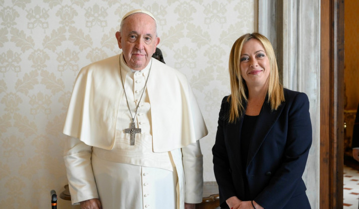 Papež Frančišek in italijanska predsednica Giorgia Meloni (foto: Vatican Media)