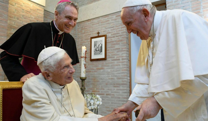 Georg Gänswein, zaslužni papež Benedikt XVI. in papež Frančišek (foto: Vatican Media)