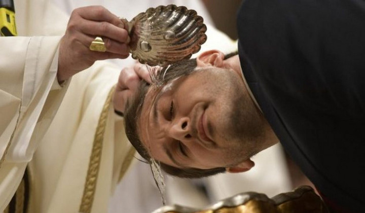 Krst odraslega (foto: Vatican Media)