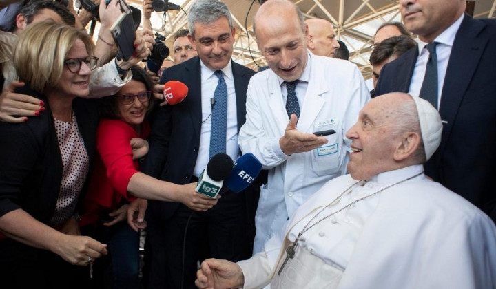 Papež Frančišek je nasmejan zapustil bolnišnico (foto: Vatican Media)