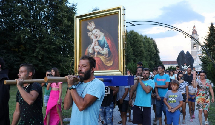 Romska procesija pri Mariji Pomagaj (foto: Andreja Firšt Eržen)