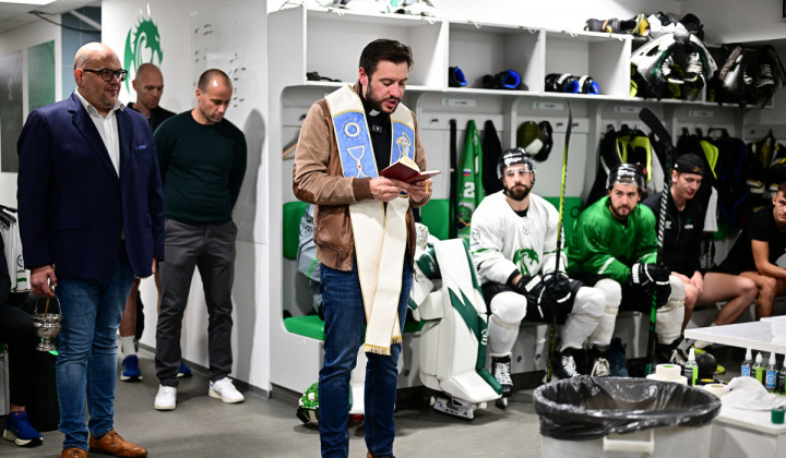 Duhovnik Martin Golob med hokejisti (foto: Martin Metelko)