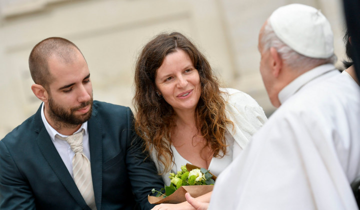 Zakonca pri papežu Frančišku (foto: Vatican Media)