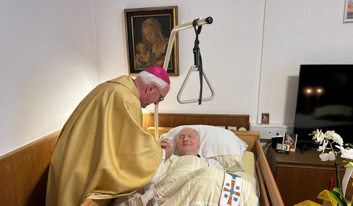 Ljubljanski nadškof Stanislav Zore čestita stoletniku Rafku Lešniku Ljubljanski nadškof Stanislav Zore čestita stoletniku Rafku Lešniku (foto: Vir: FB Nadškof Stanislav Zore)