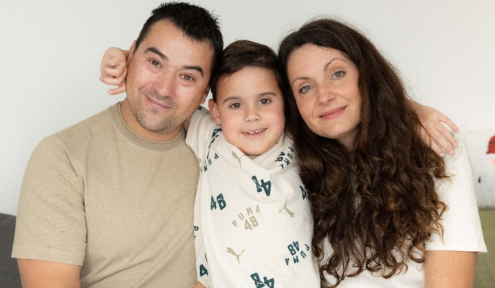 Teo z mamo in očetom (foto: Društvo Viljem Julijan)