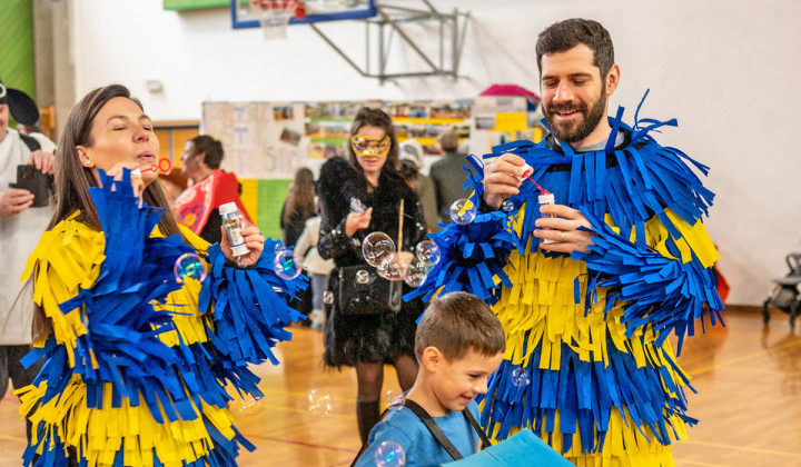 Izvirna maska na Pustni Sobotni iskrici 2026 - družinska avtopralnica z mehurčki (foto: Rok Mihevc)