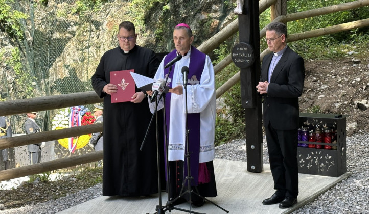 Kaplan Janez Meglen, škof Andrej Saje in župnik Anton Gnidovec ob jami pod Macesnovo gorico Kaplan Janez Meglen, škof Andrej Saje in župnik Anton Gnidovec ob jami pod Macesnovo gorico (foto: STA)