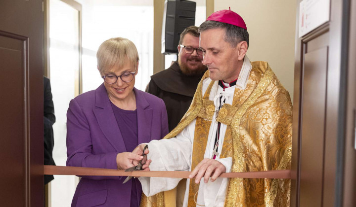 Knjižnico sta odprla predsednica Nataša Pirc Musar in novomeški škof Andrej Saje (foto: STA)