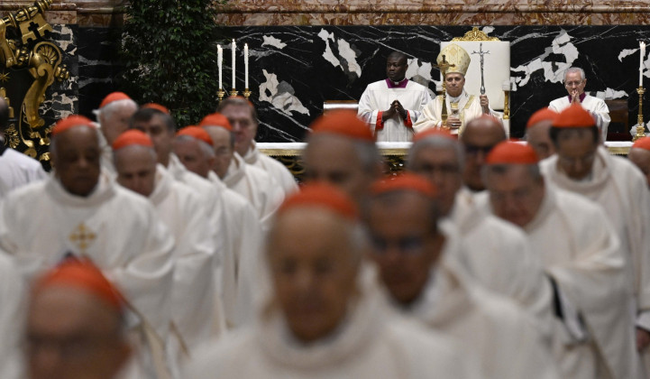 Papež Leon XIV. in kardinali (foto: Vatican Media)